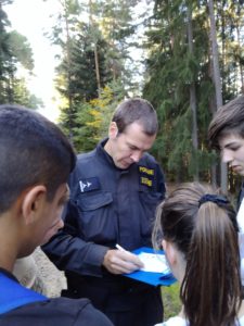 Policista kontroluje dopravní testy dětem.